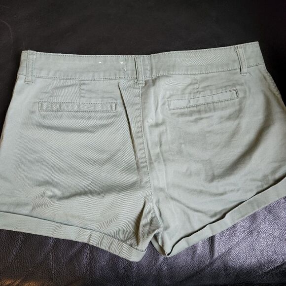 SO size 11 green shorts. Button closure and Cuffed hem. Measures approx 34 waist - Picture 2 of 4